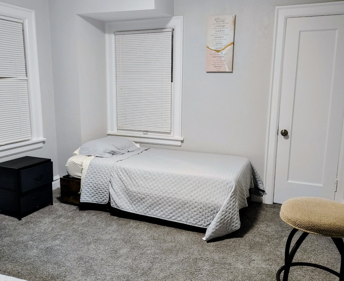 Minimalist bedroom with single bed